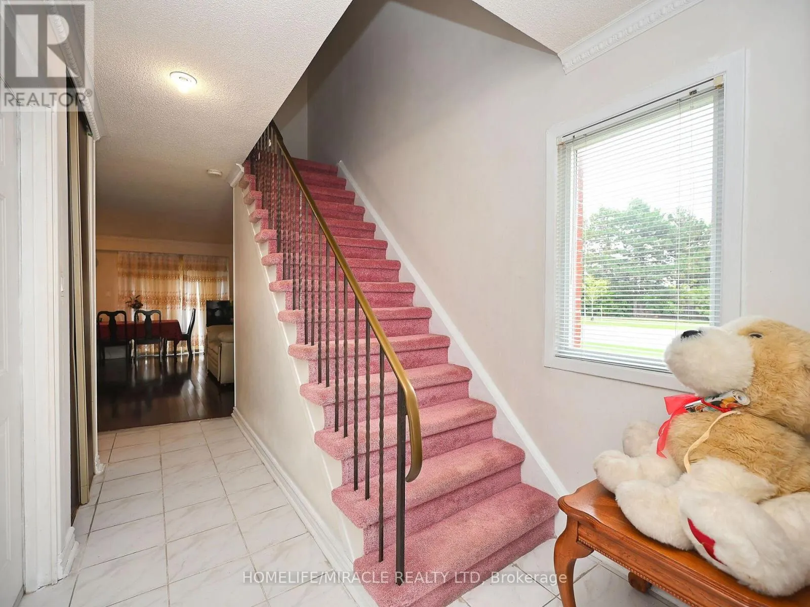 119 - 120 COLLINS CRESCENT W