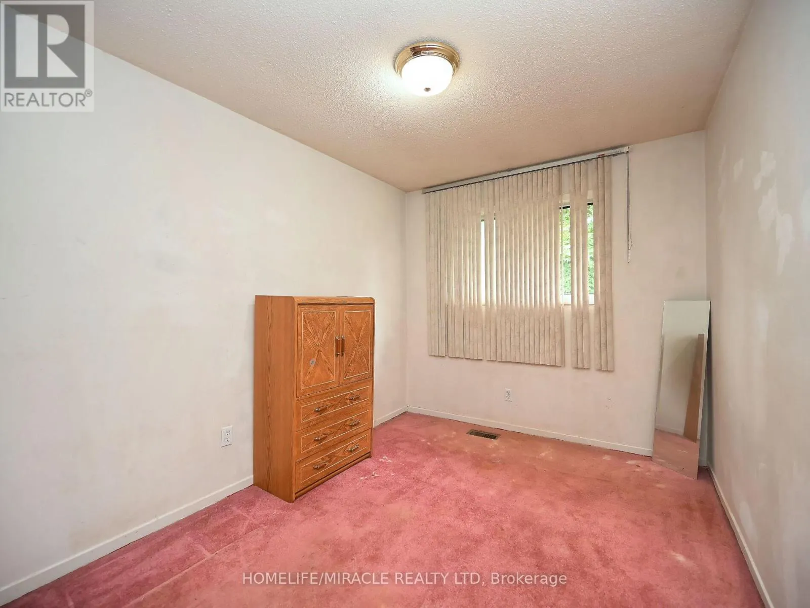 119 - 120 COLLINS CRESCENT W