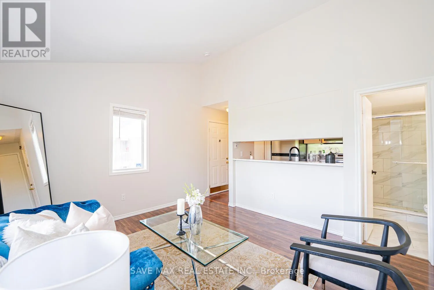 212 - 103 BRISTOL ROAD E