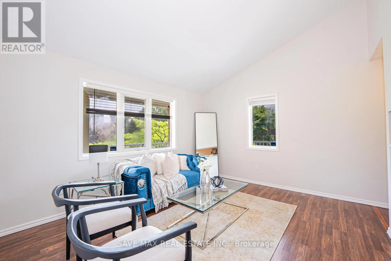 212 - 103 BRISTOL ROAD E
