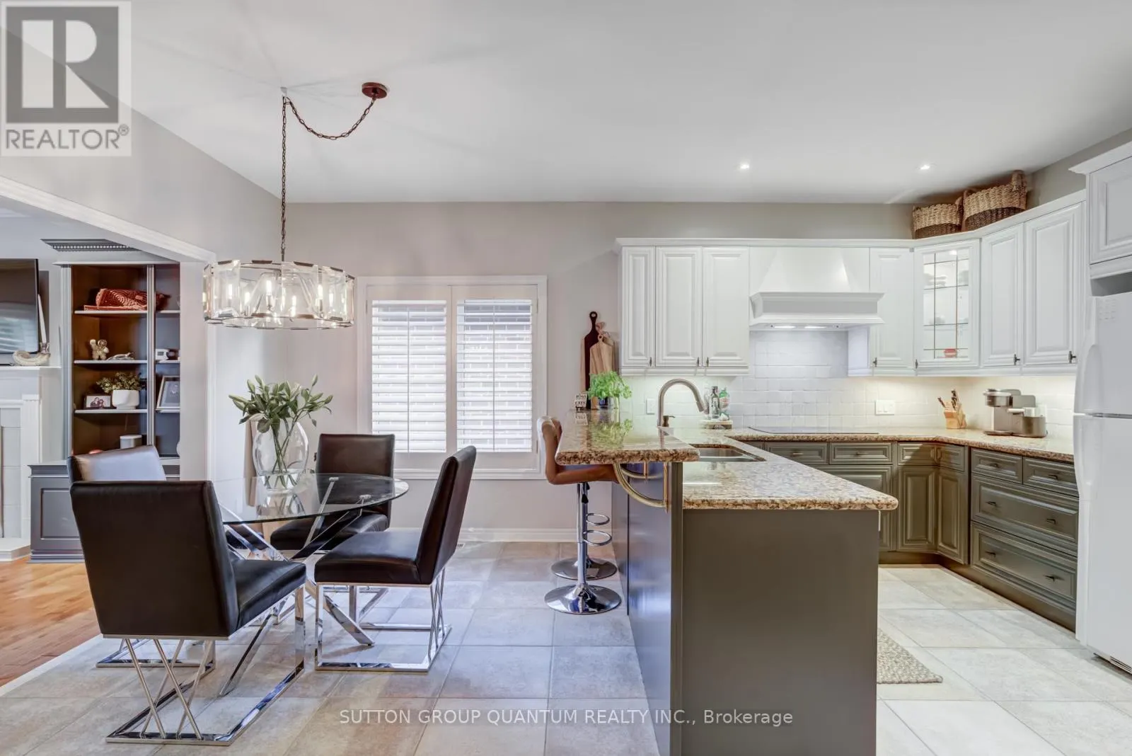 2372 RAVINE GATE