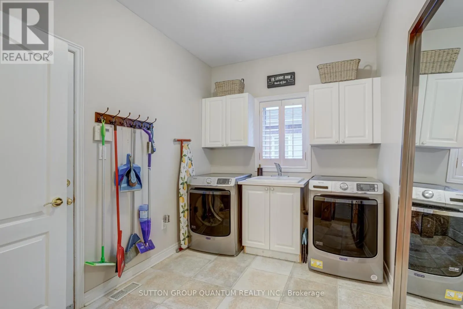 2372 RAVINE GATE