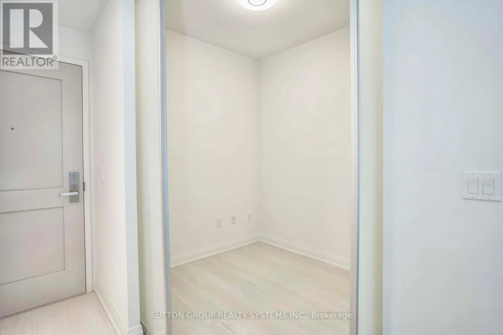 1002 - 10 GIBBS ROAD