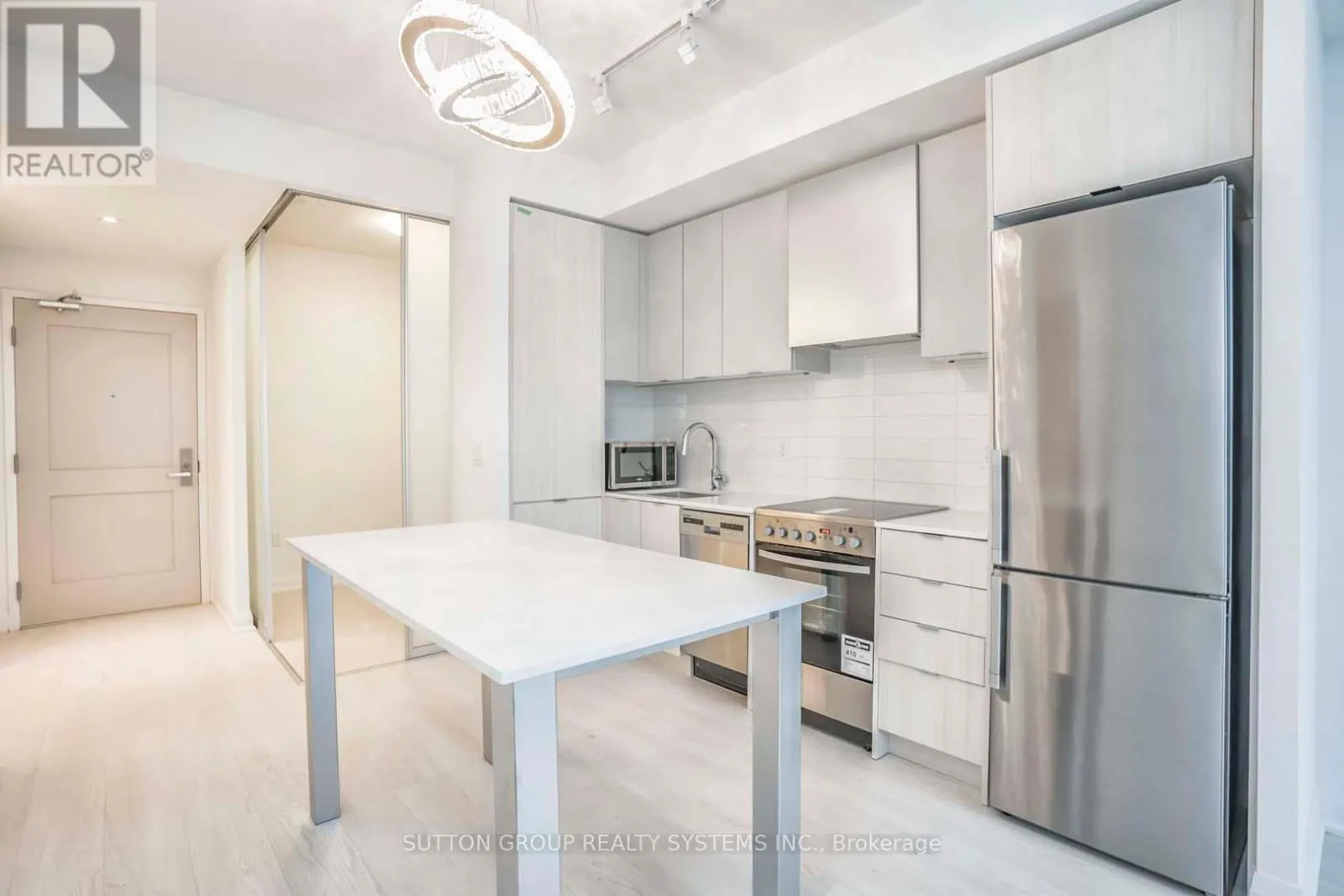 1002 - 10 GIBBS ROAD