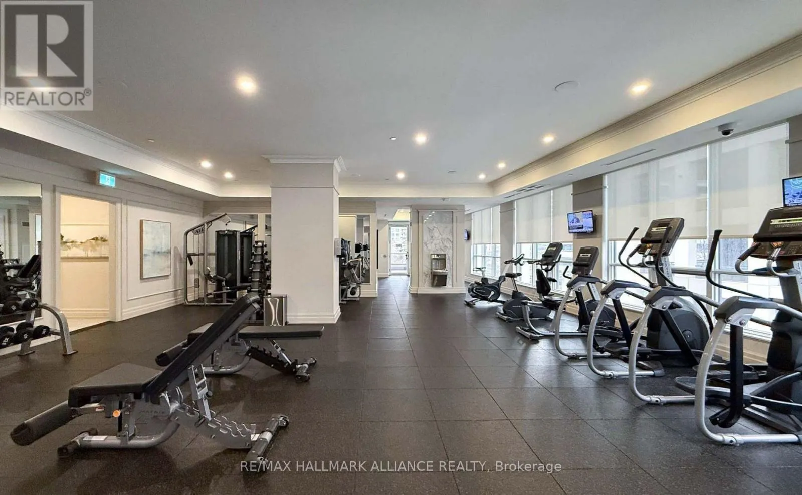 1209 - 36 ELM DRIVE W