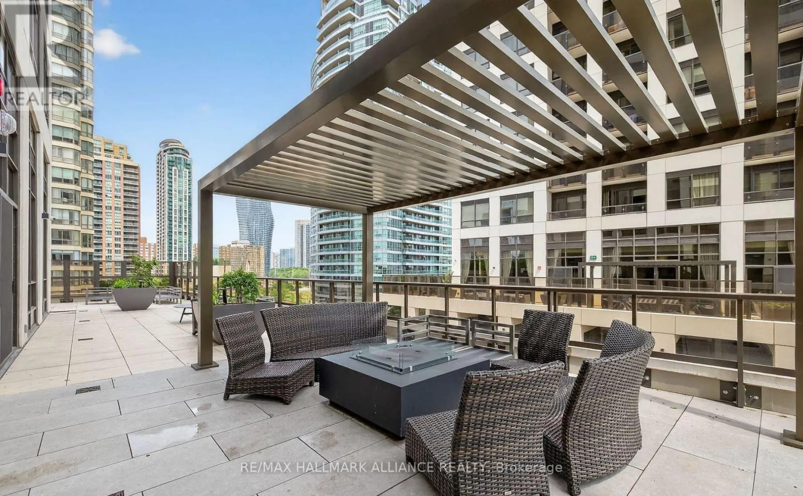 1209 - 36 ELM DRIVE W