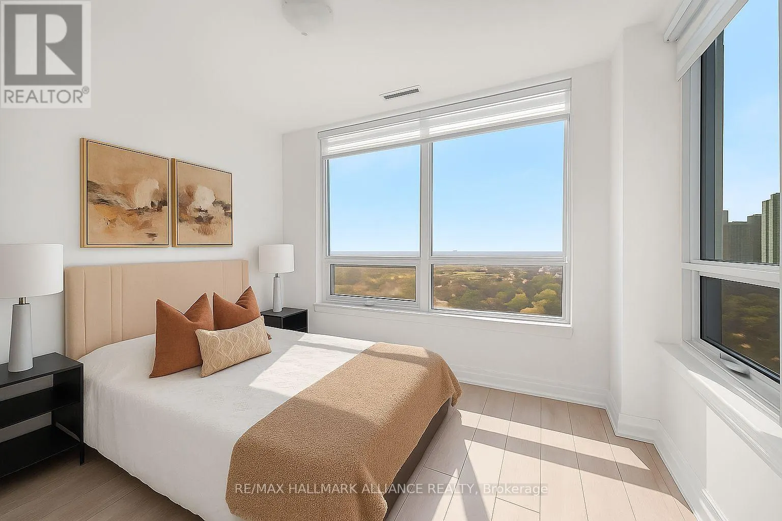1209 - 36 ELM DRIVE W