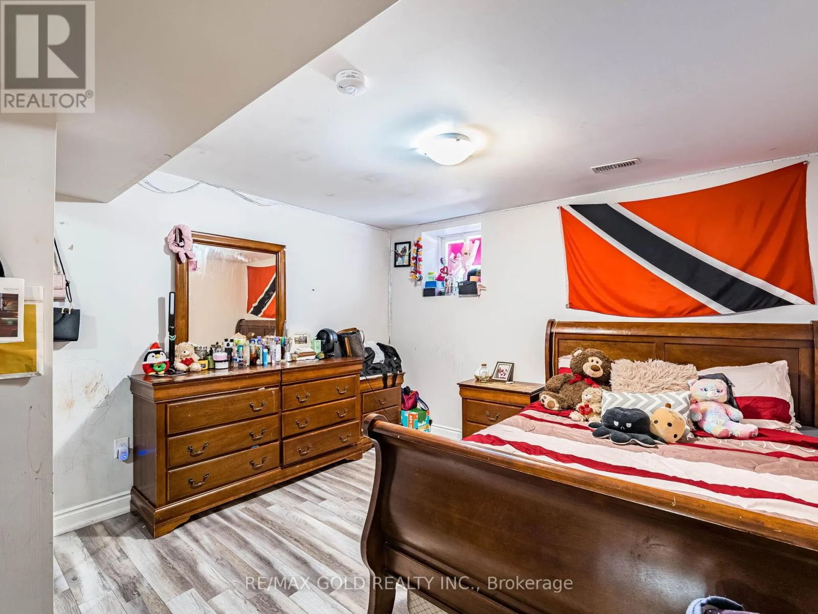 6 FEEDER STREET