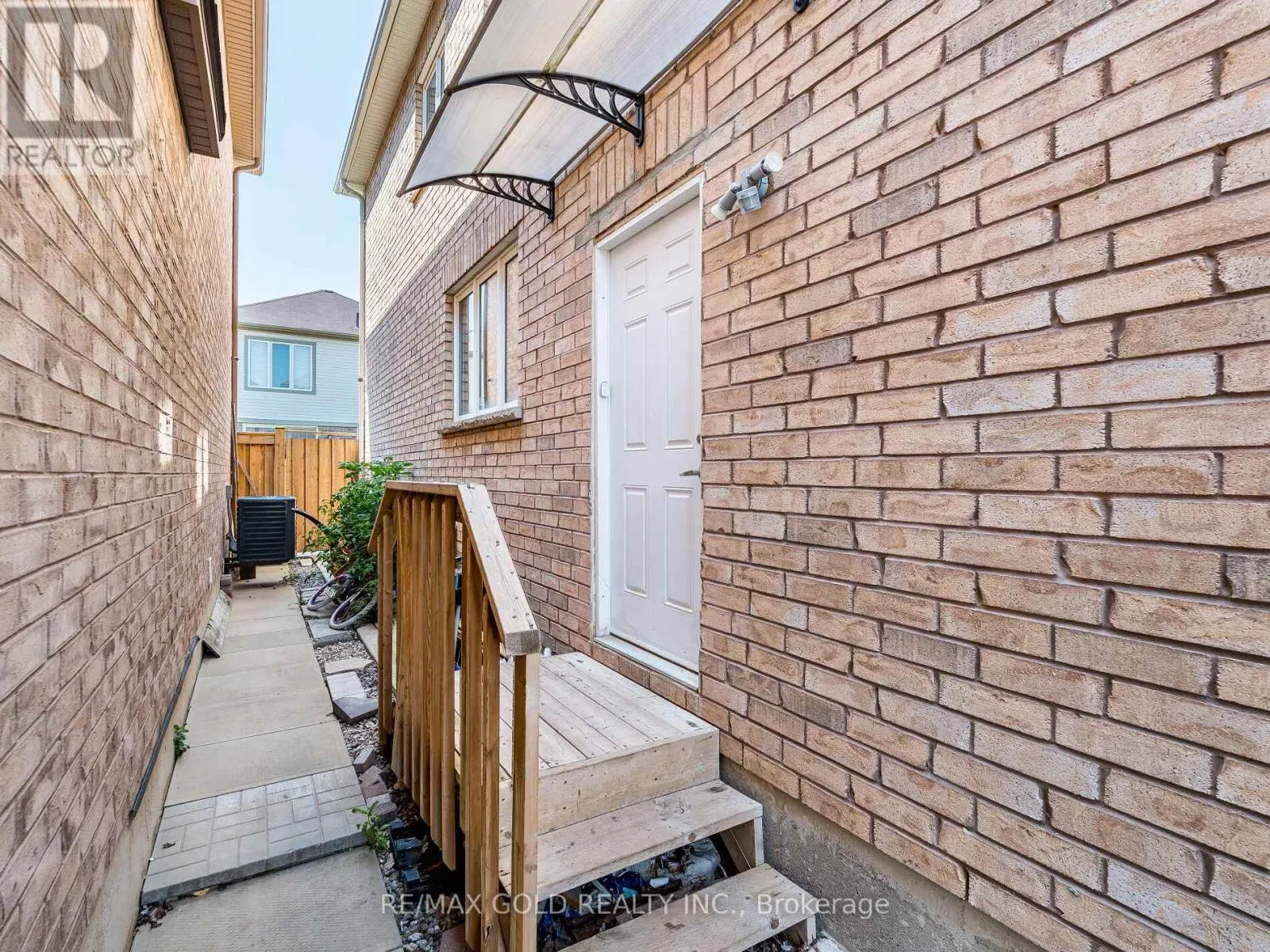 6 FEEDER STREET