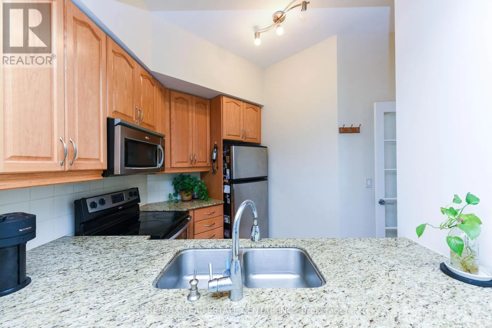 2605 - 90 ABSOLUTE AVENUE