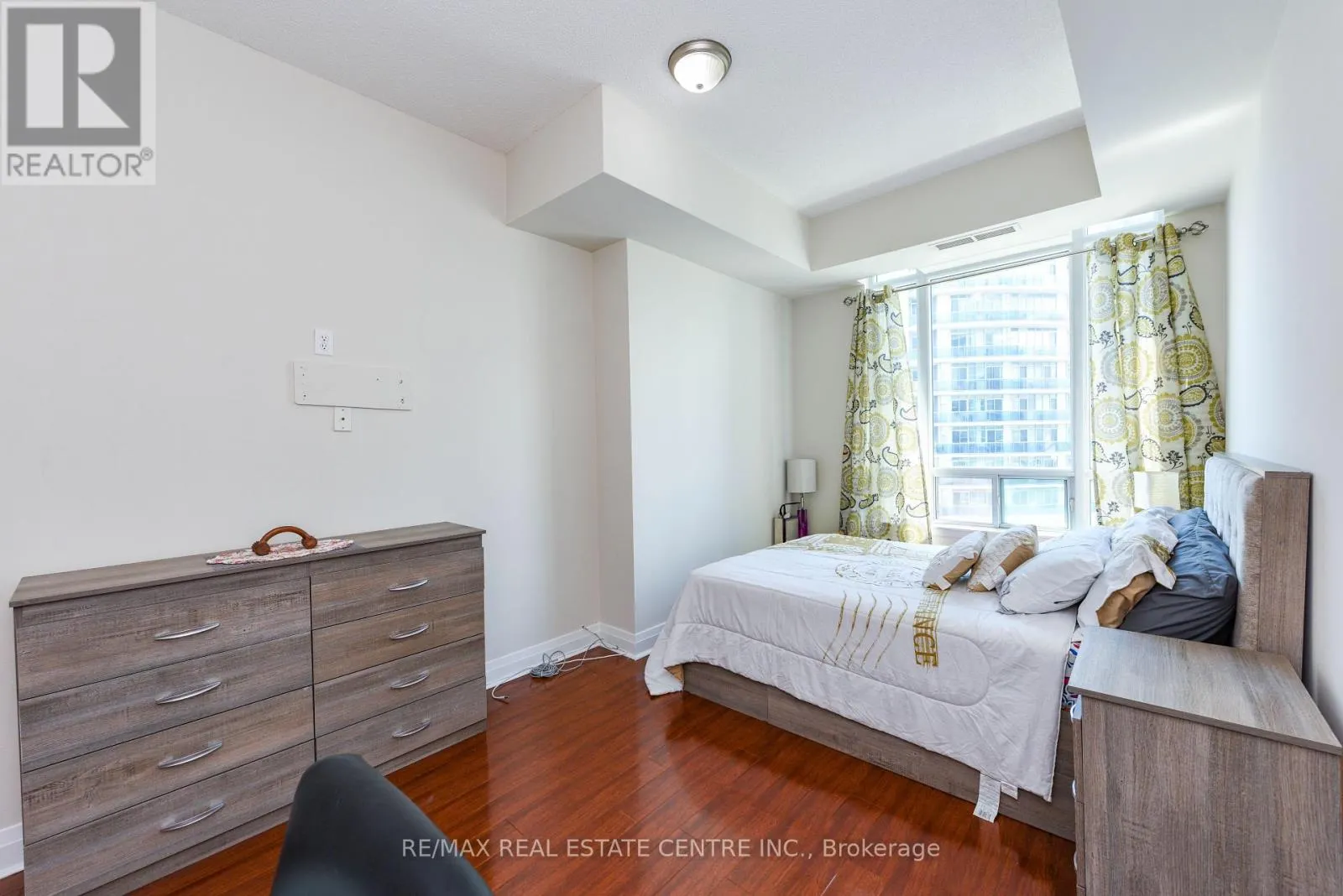 2605 - 90 ABSOLUTE AVENUE