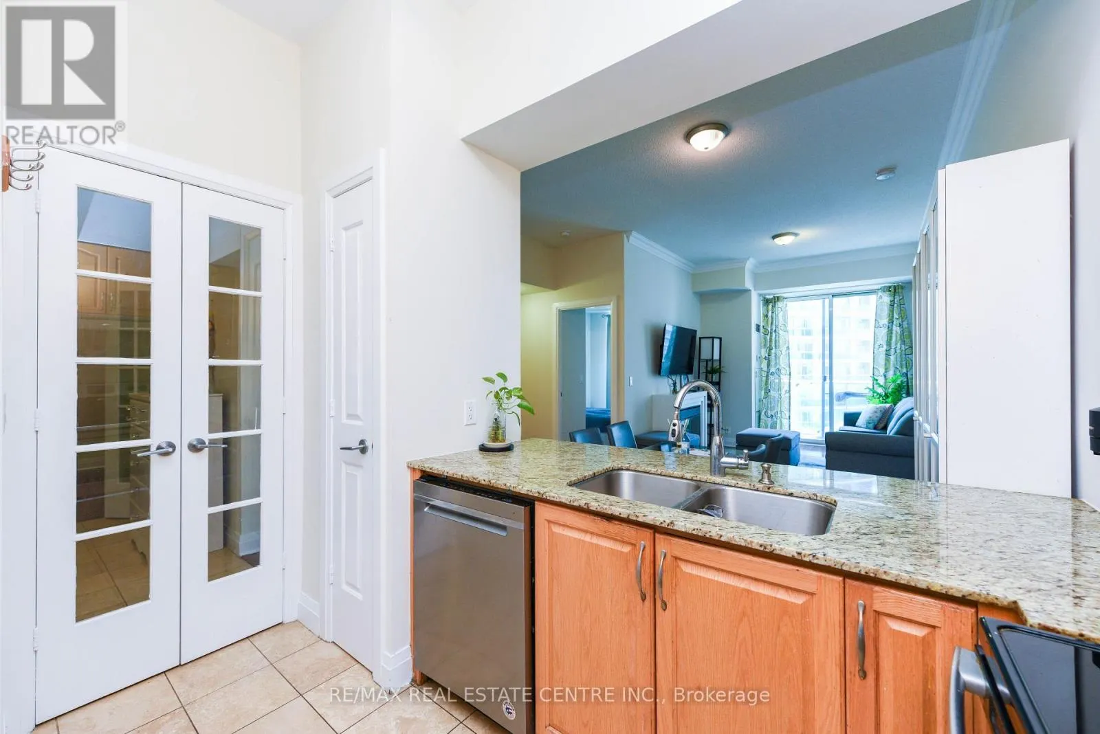 2605 - 90 ABSOLUTE AVENUE