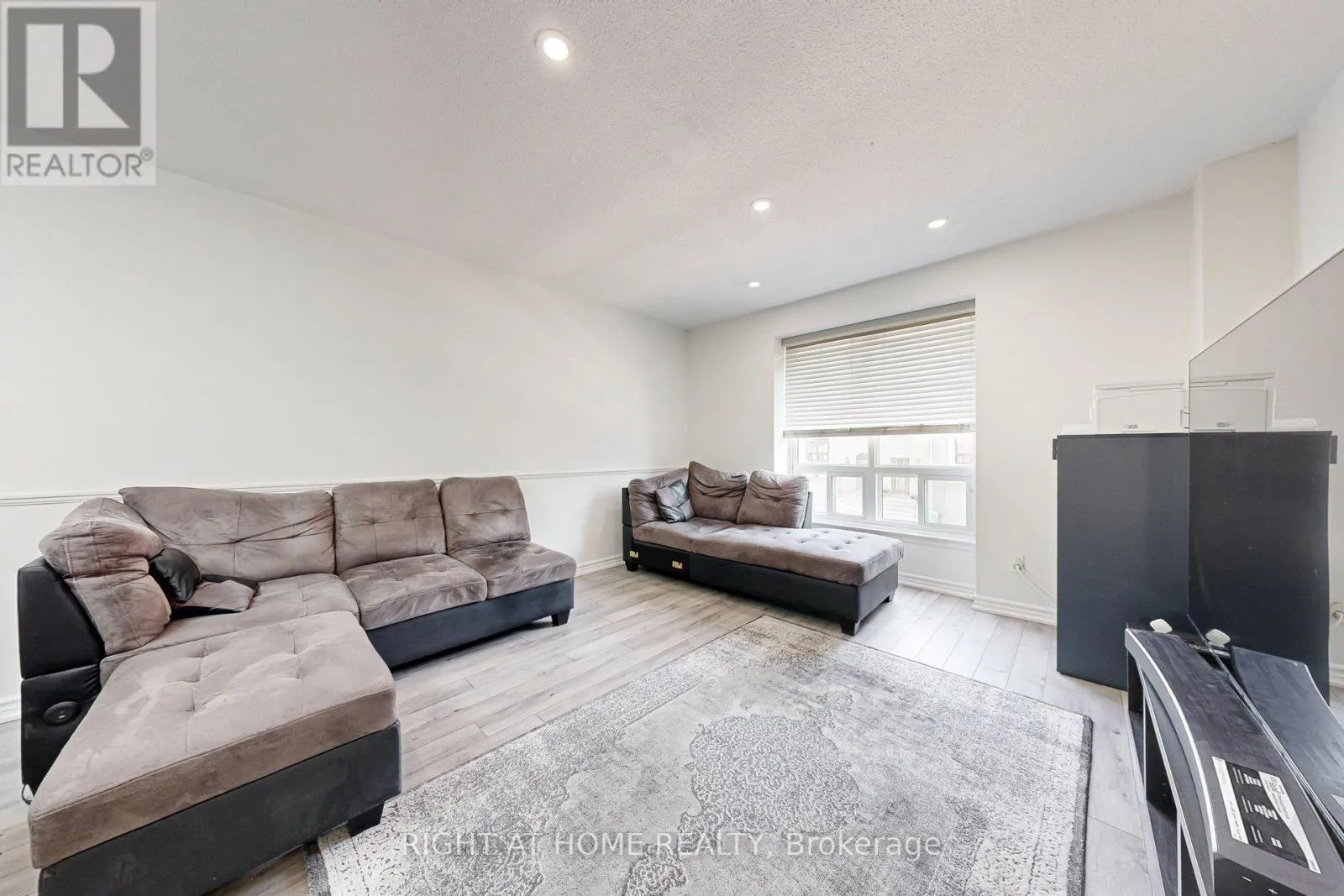 83 - 83 GUILDFORD CRESCENT