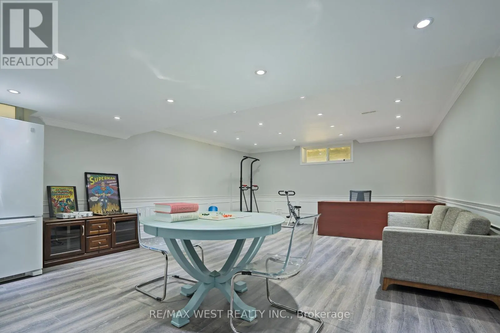 4 ELMVIEW COURT