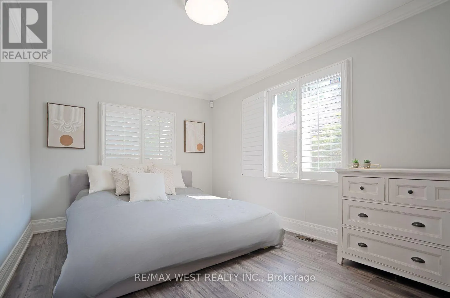 4 ELMVIEW COURT