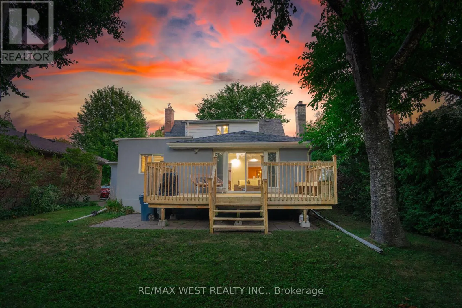 4 ELMVIEW COURT