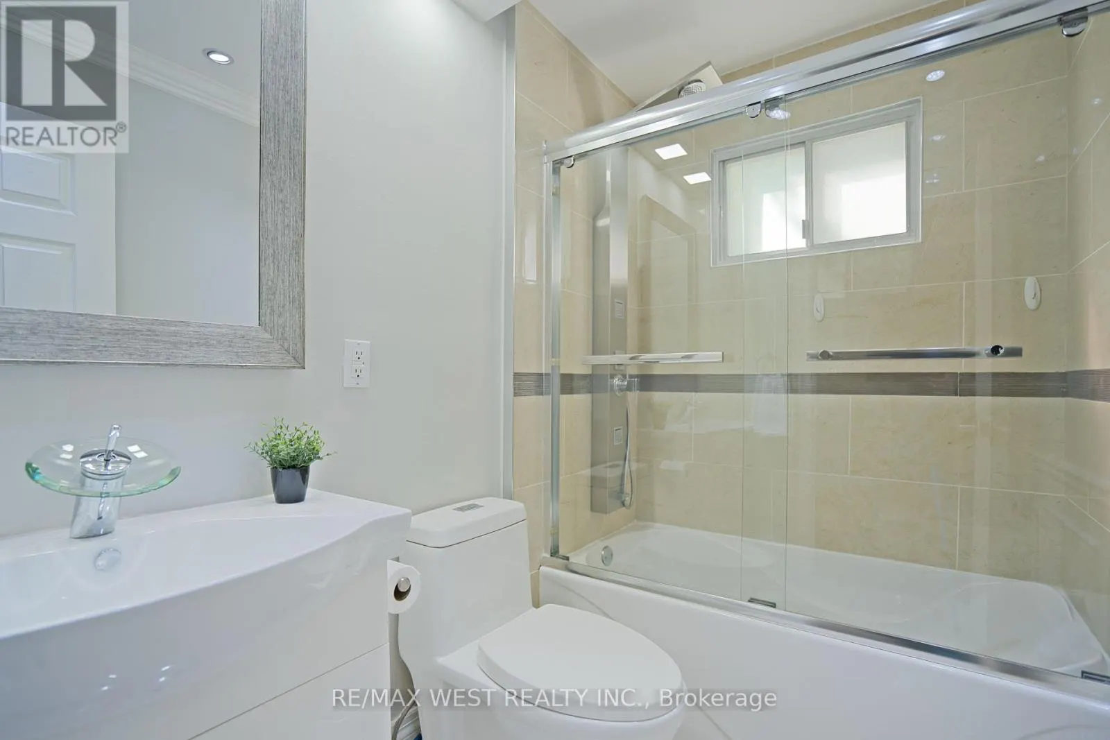 4 ELMVIEW COURT