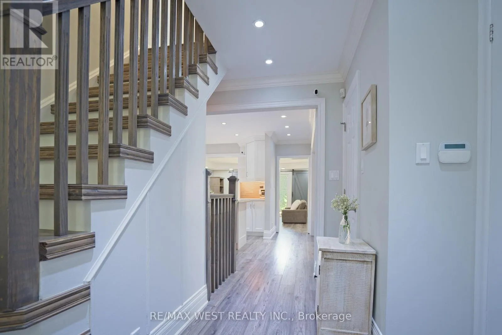 4 ELMVIEW COURT