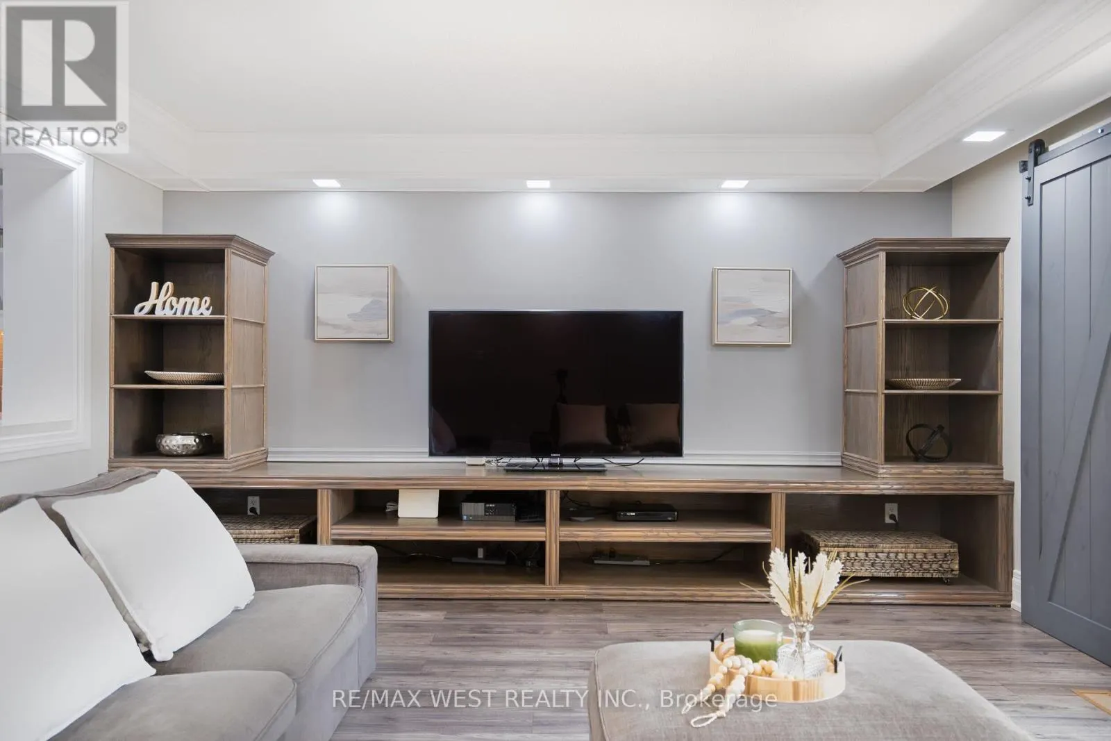4 ELMVIEW COURT