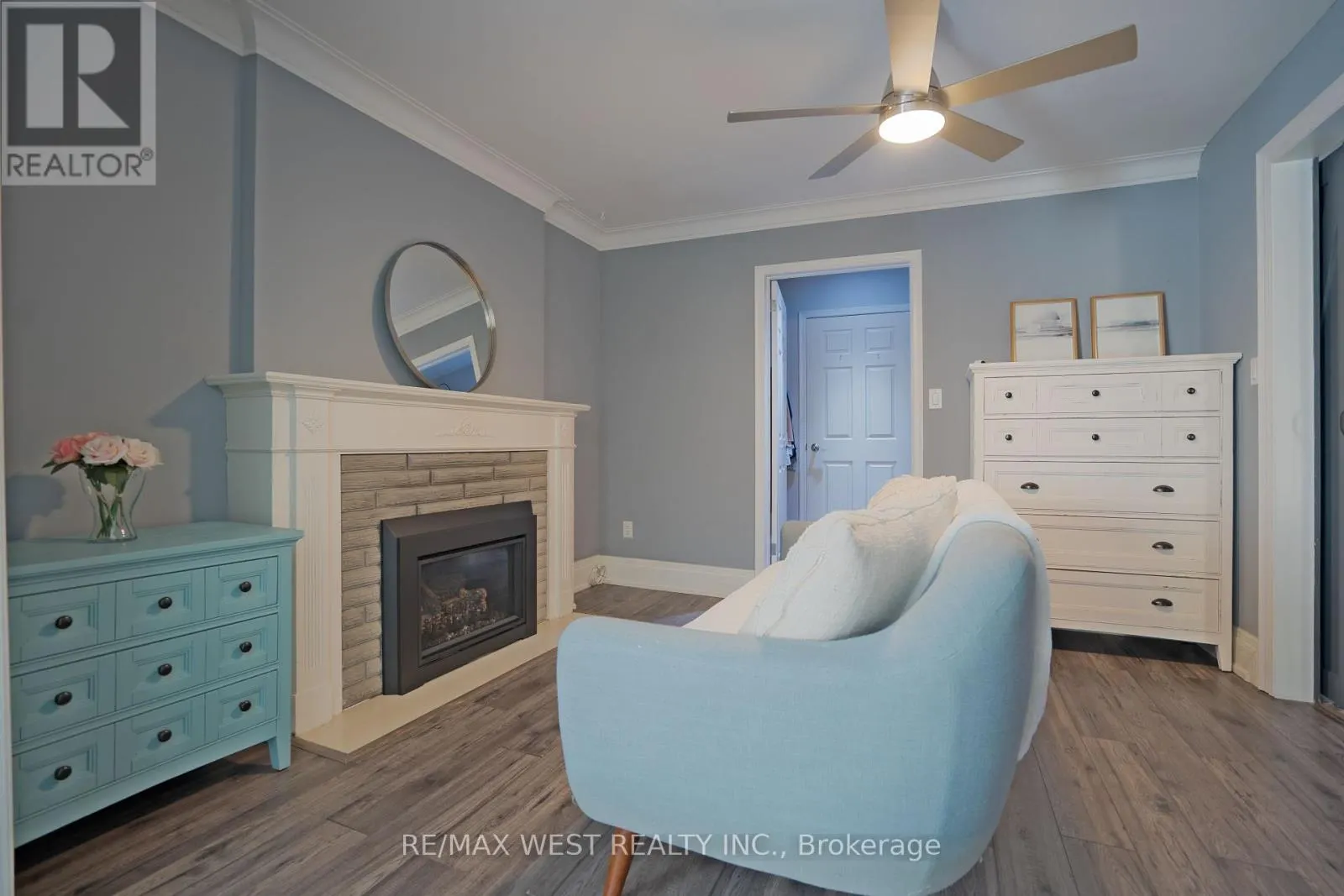 4 ELMVIEW COURT