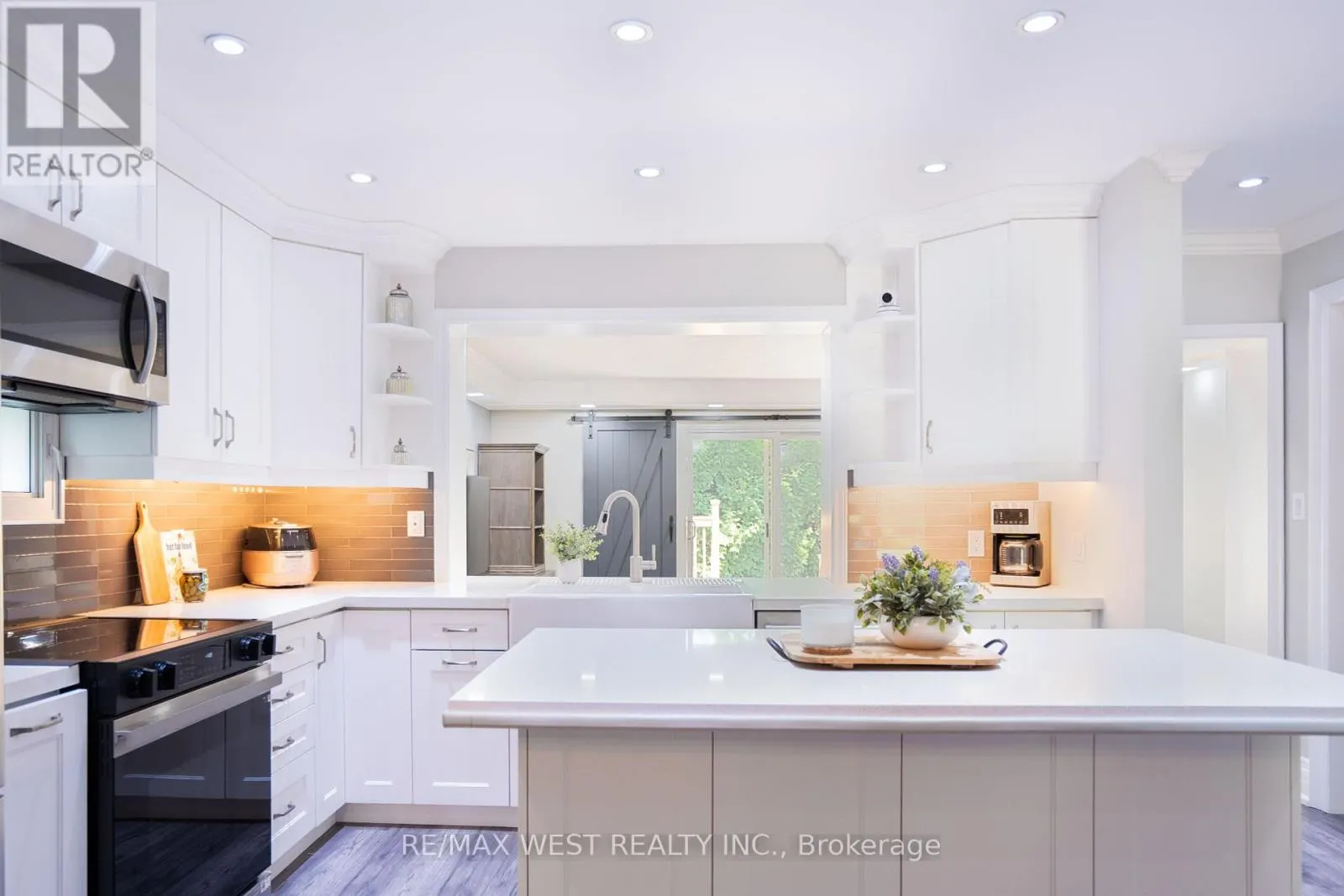 4 ELMVIEW COURT