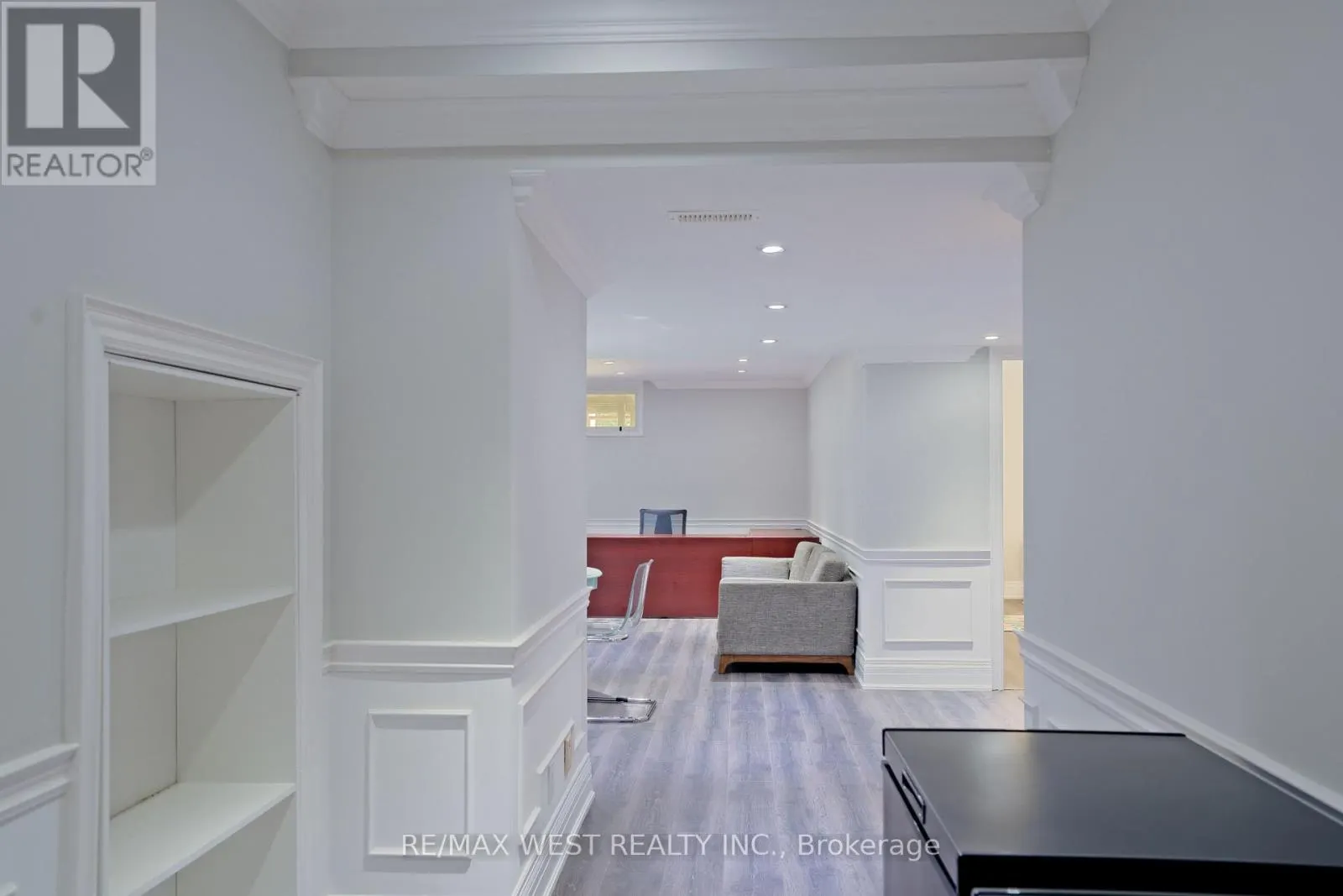 4 ELMVIEW COURT