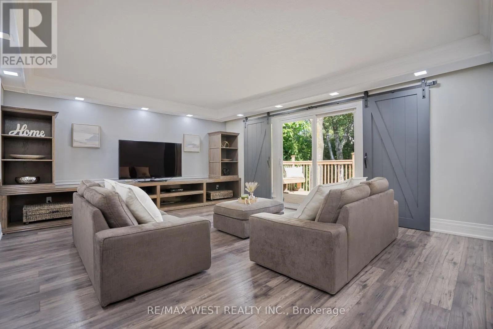 4 ELMVIEW COURT