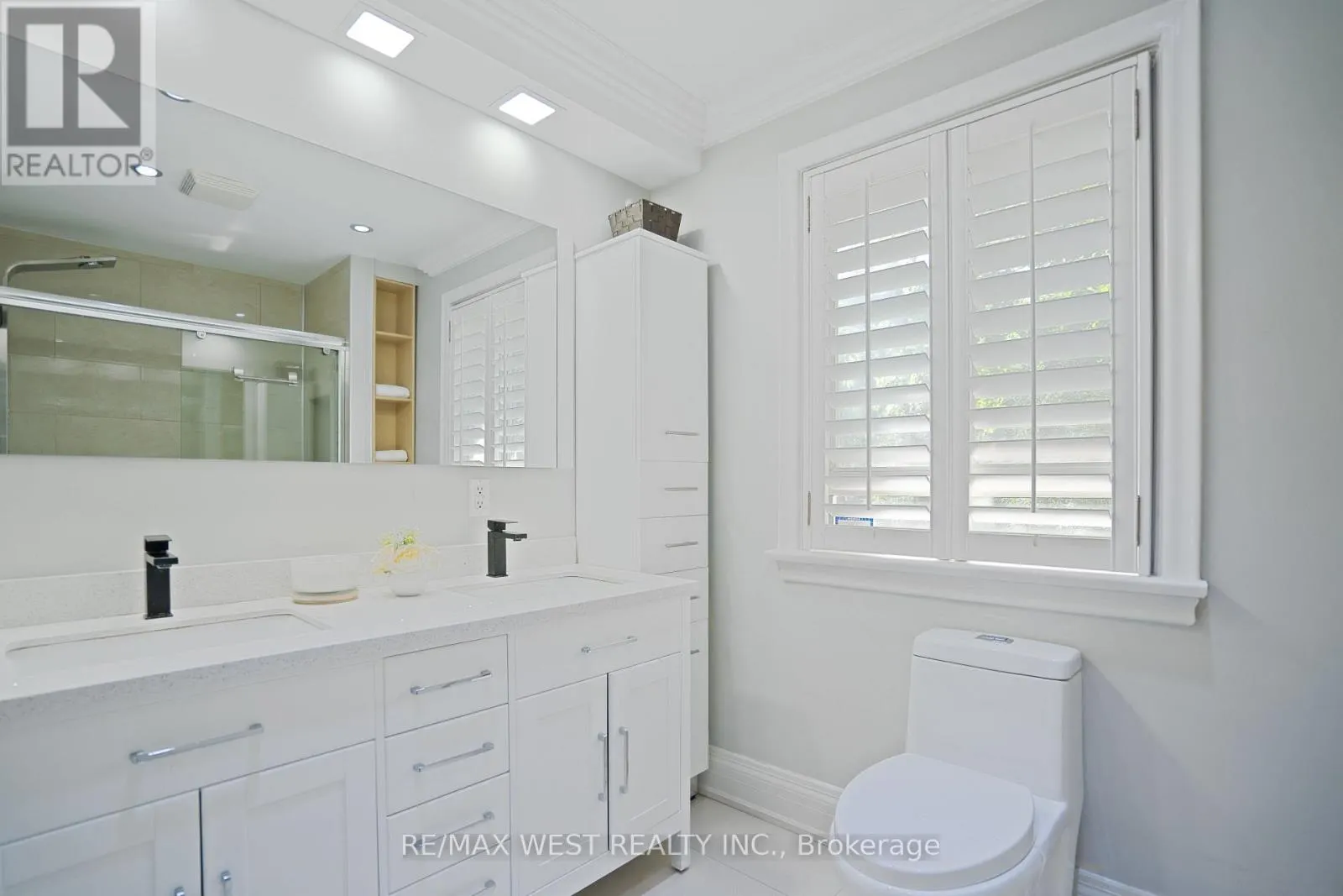 4 ELMVIEW COURT