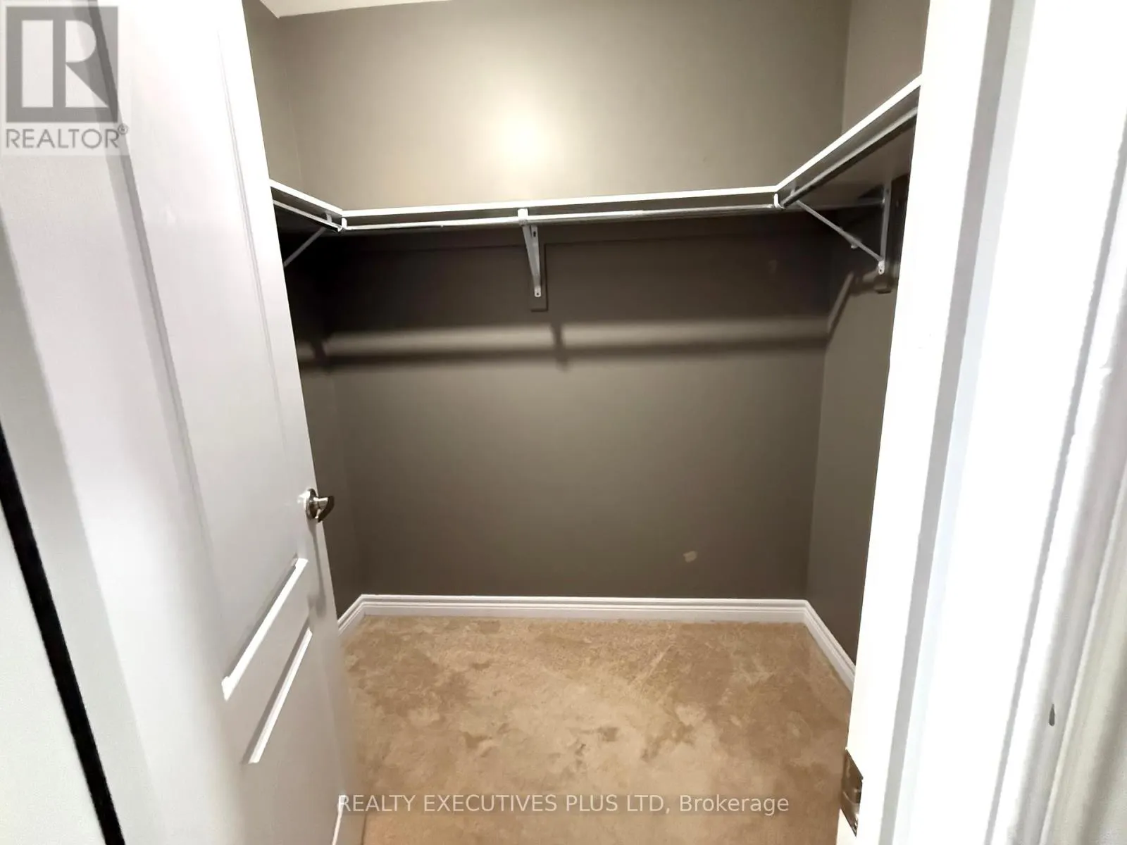UPPER - 88 BANBRIDGE CRESCENT