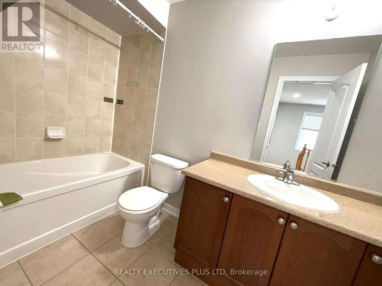 UPPER - 88 BANBRIDGE CRESCENT