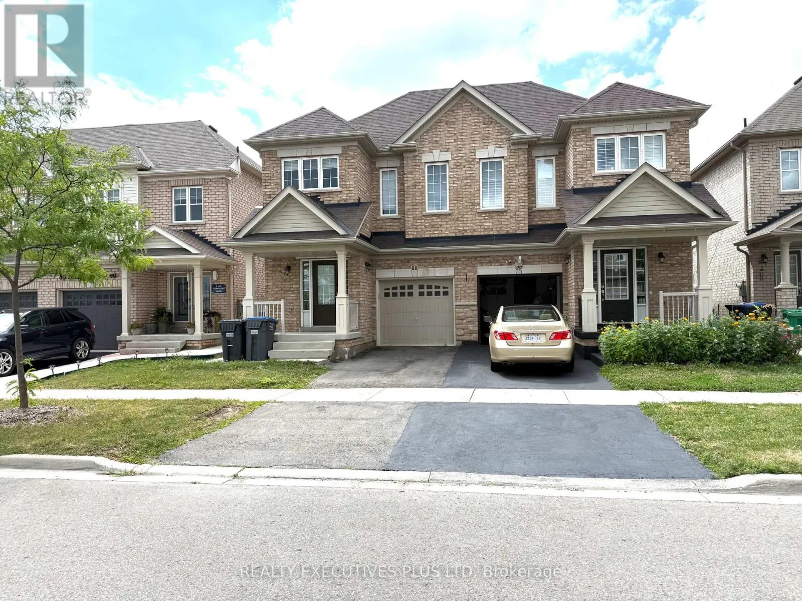 UPPER - 88 BANBRIDGE CRESCENT