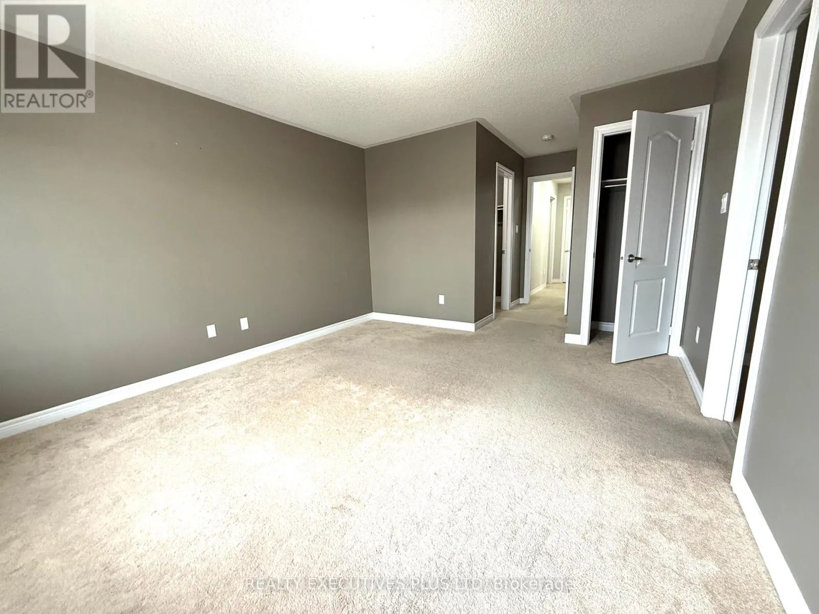 UPPER - 88 BANBRIDGE CRESCENT