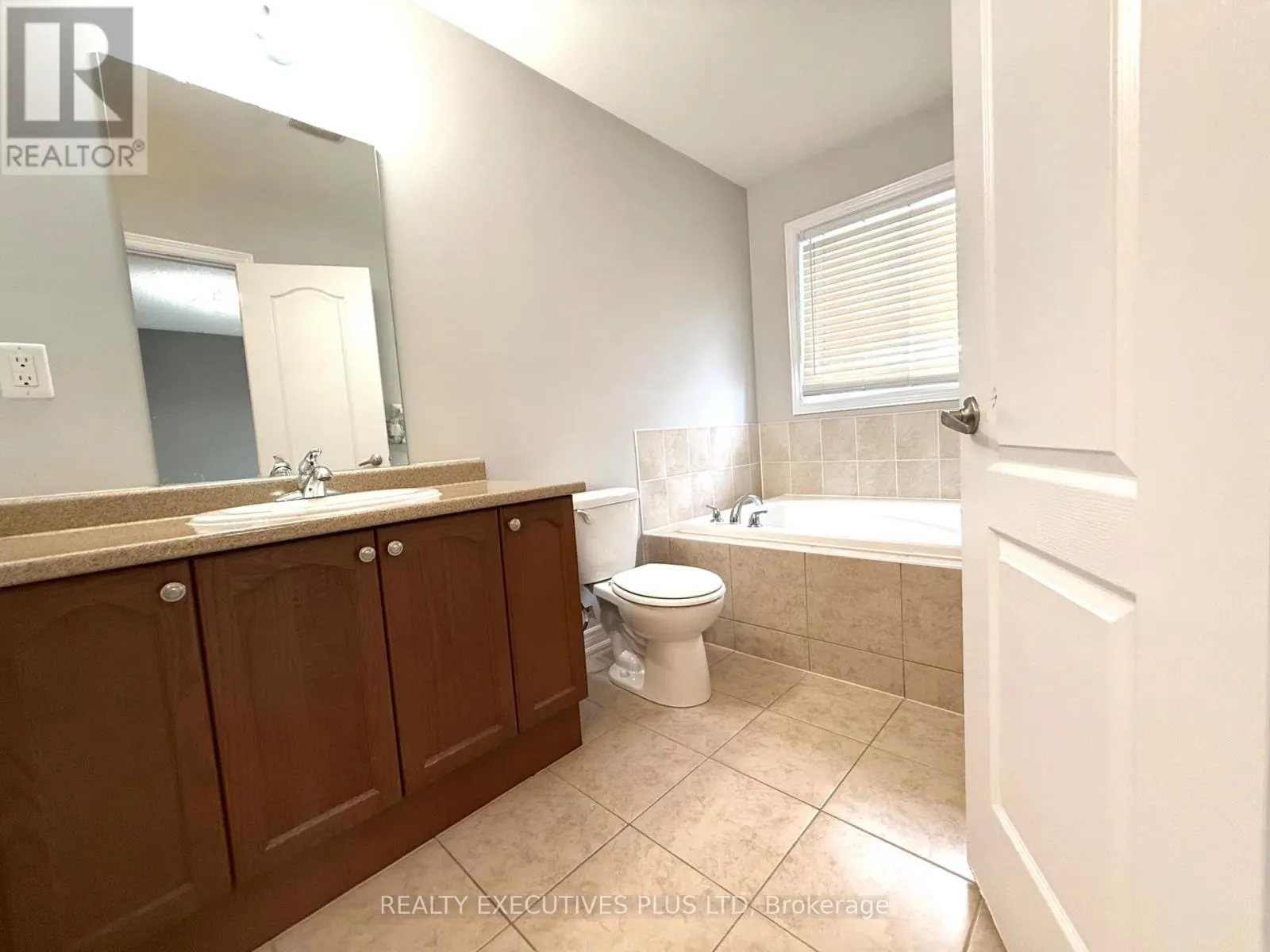 UPPER - 88 BANBRIDGE CRESCENT