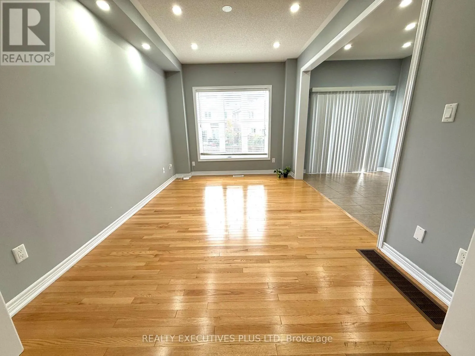UPPER - 88 BANBRIDGE CRESCENT