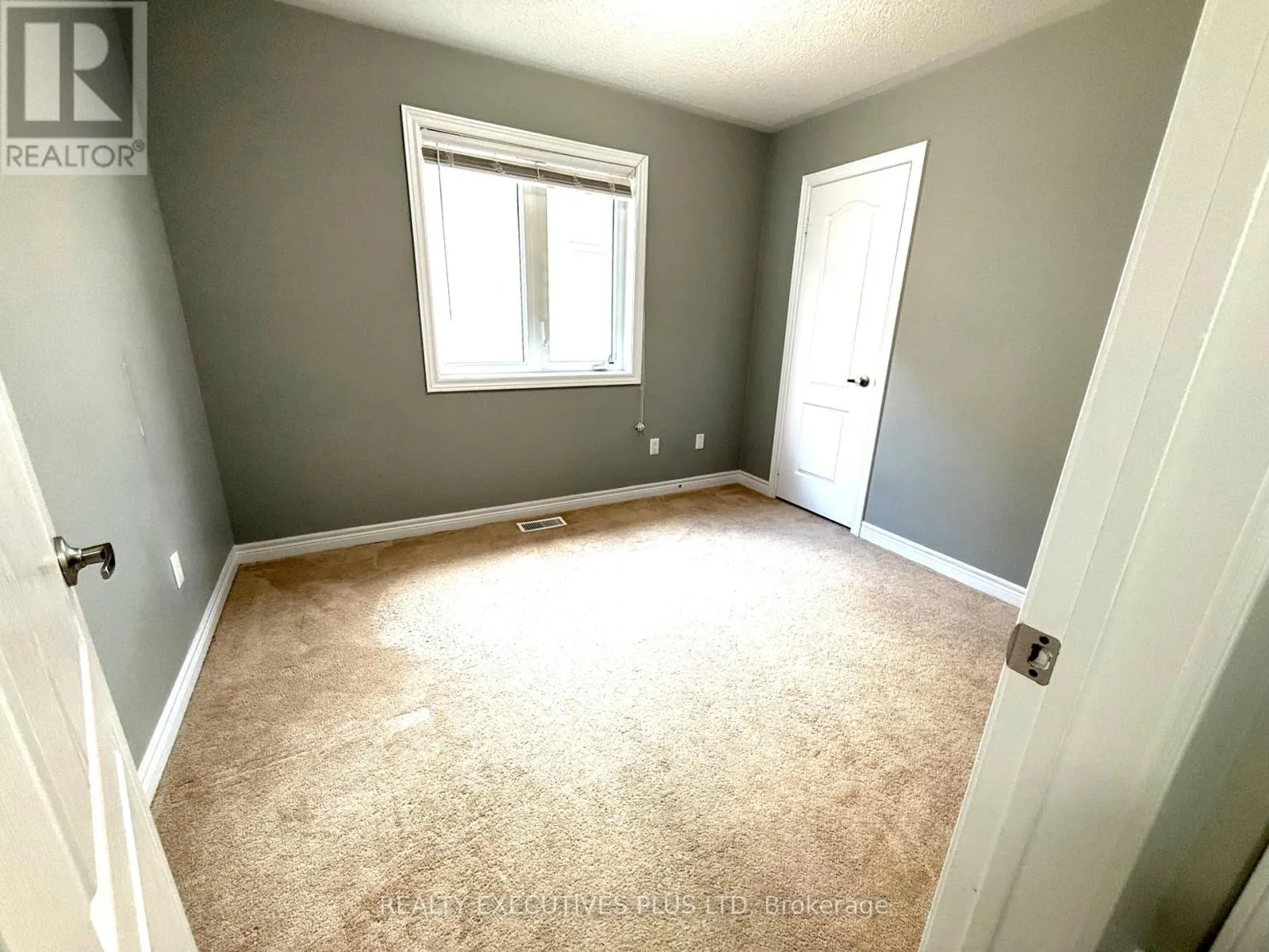 UPPER - 88 BANBRIDGE CRESCENT