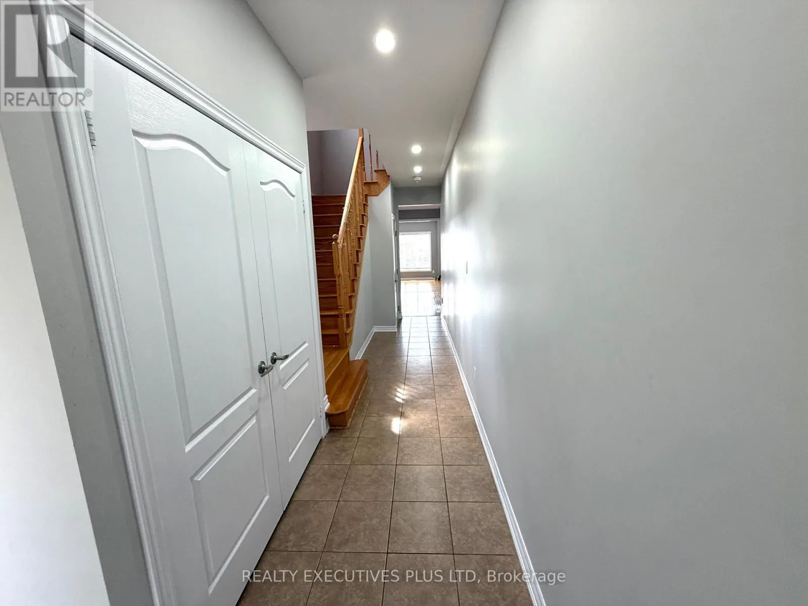 UPPER - 88 BANBRIDGE CRESCENT