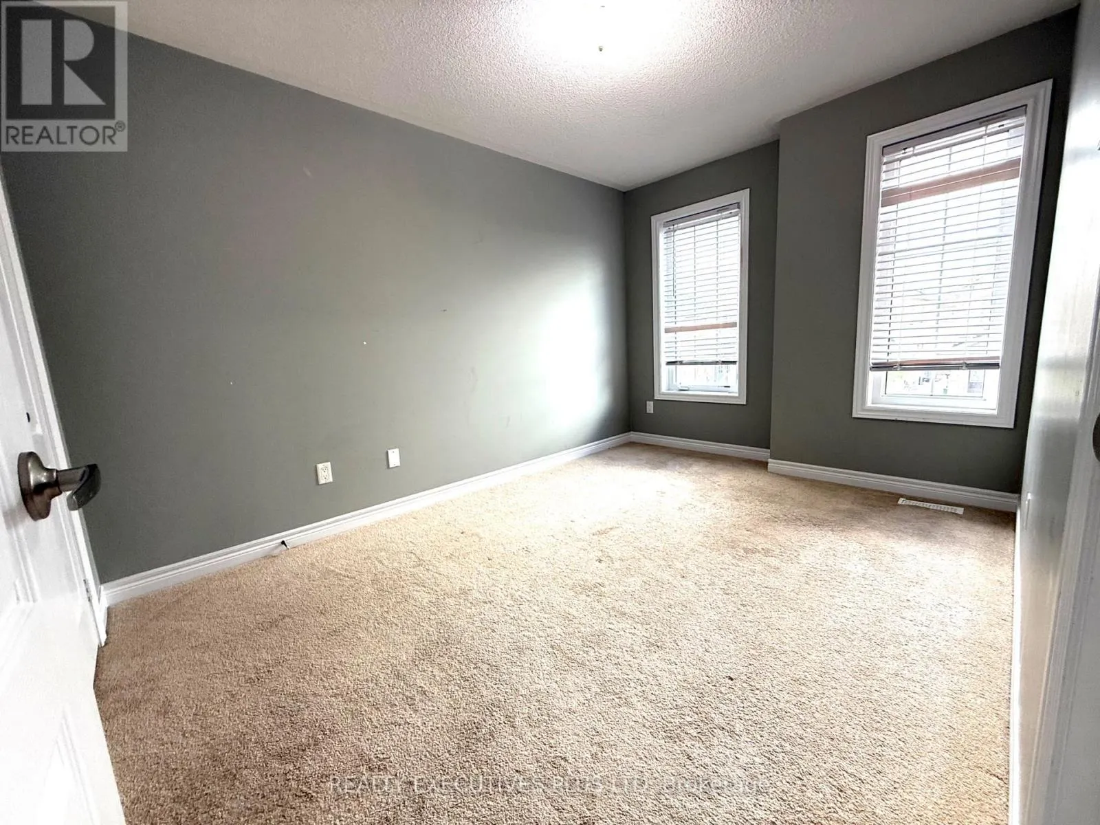UPPER - 88 BANBRIDGE CRESCENT