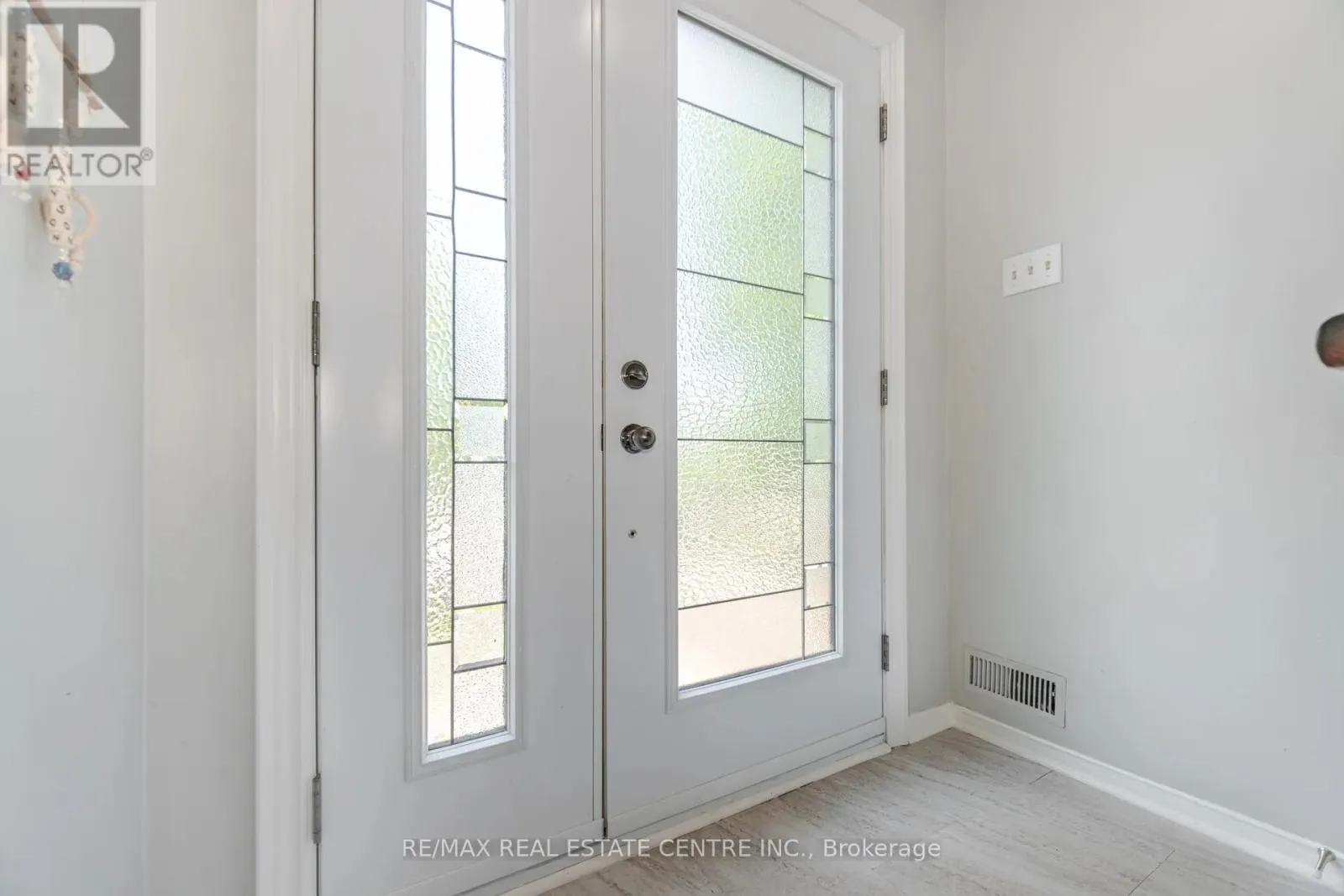 28 LAKEVIEW COURT