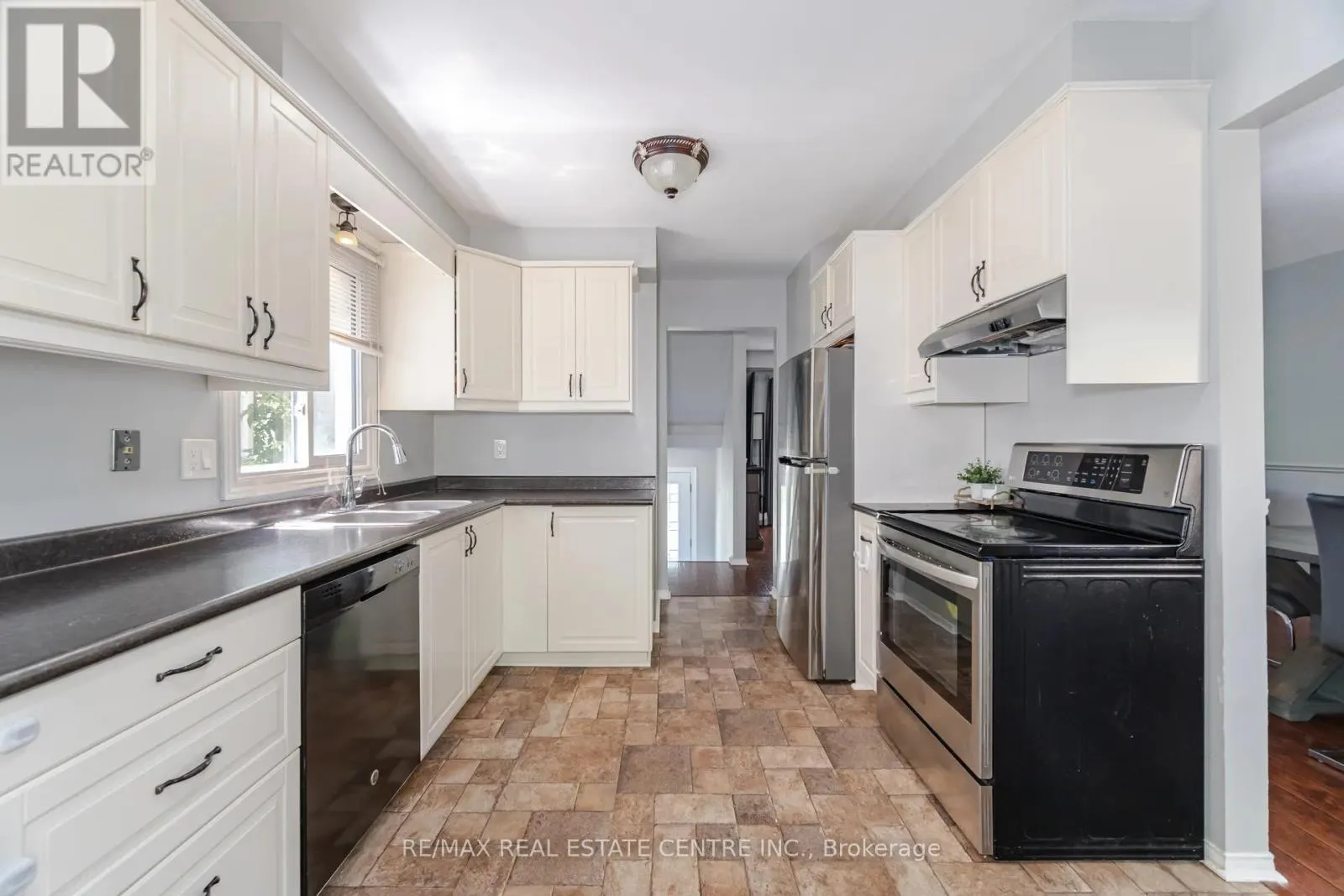 28 LAKEVIEW COURT