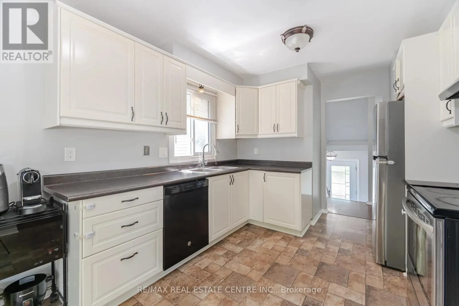 28 LAKEVIEW COURT