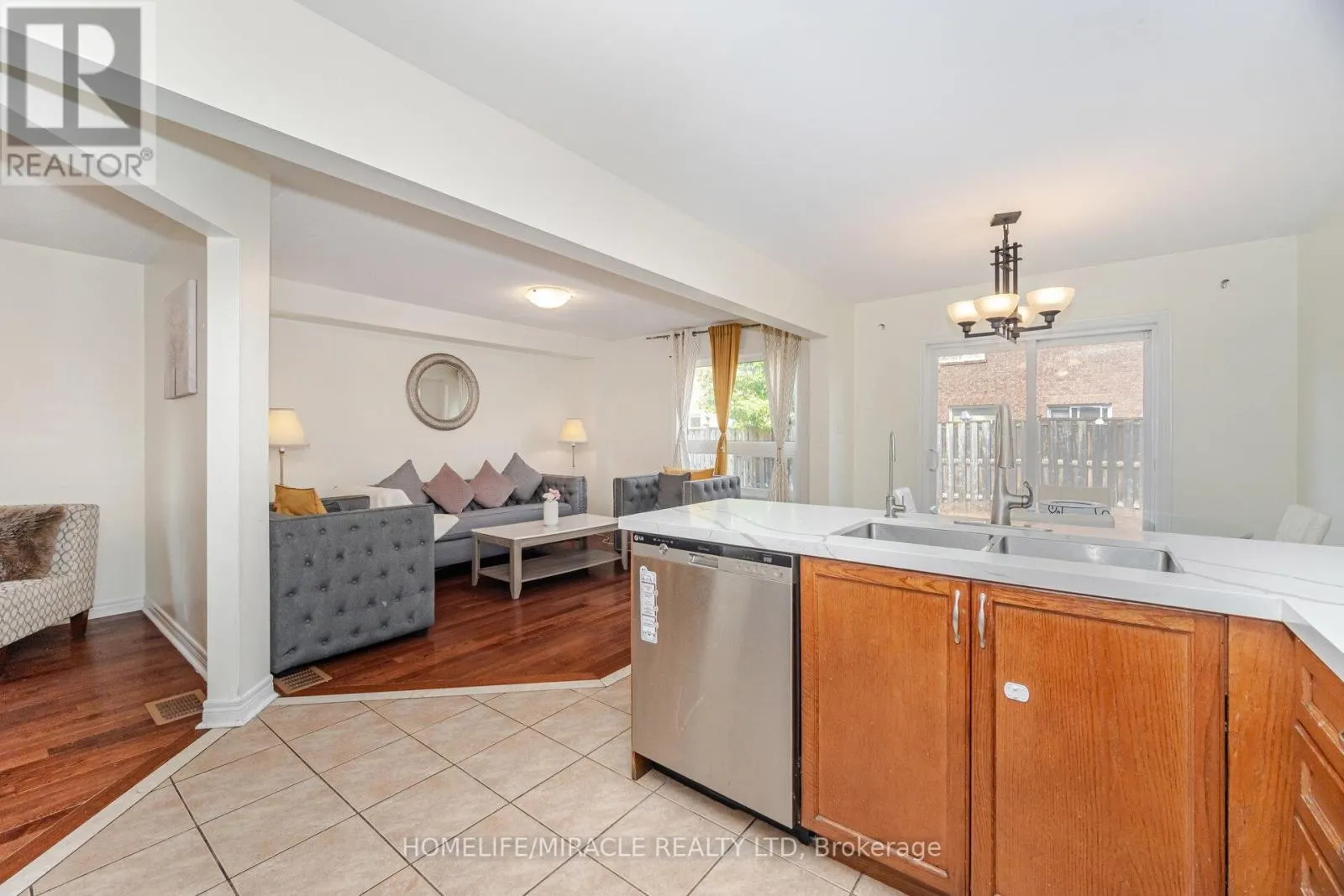 31 HOLLINGSWORTH CIRCLE