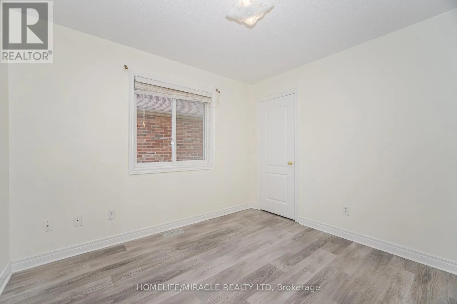 31 HOLLINGSWORTH CIRCLE
