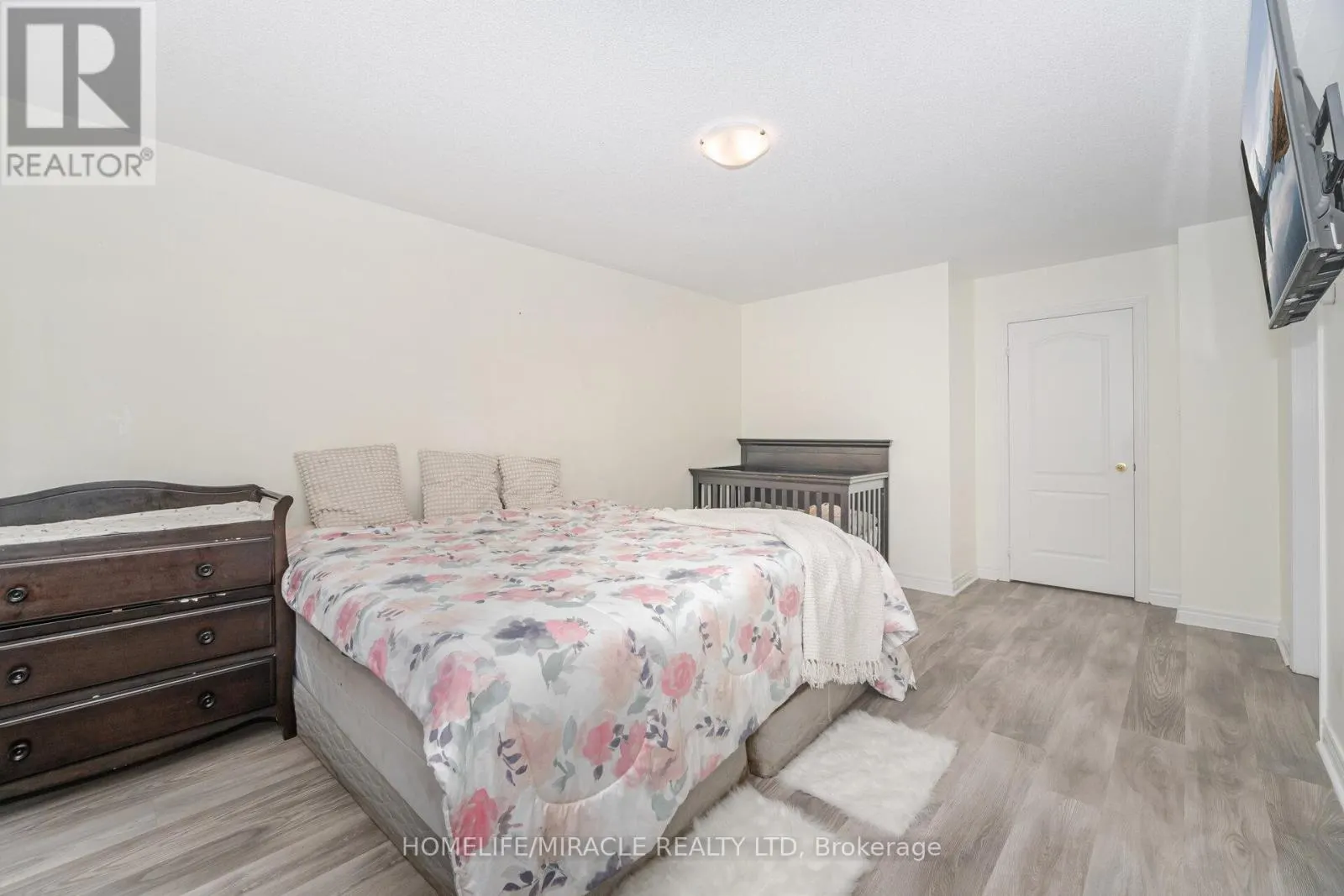31 HOLLINGSWORTH CIRCLE