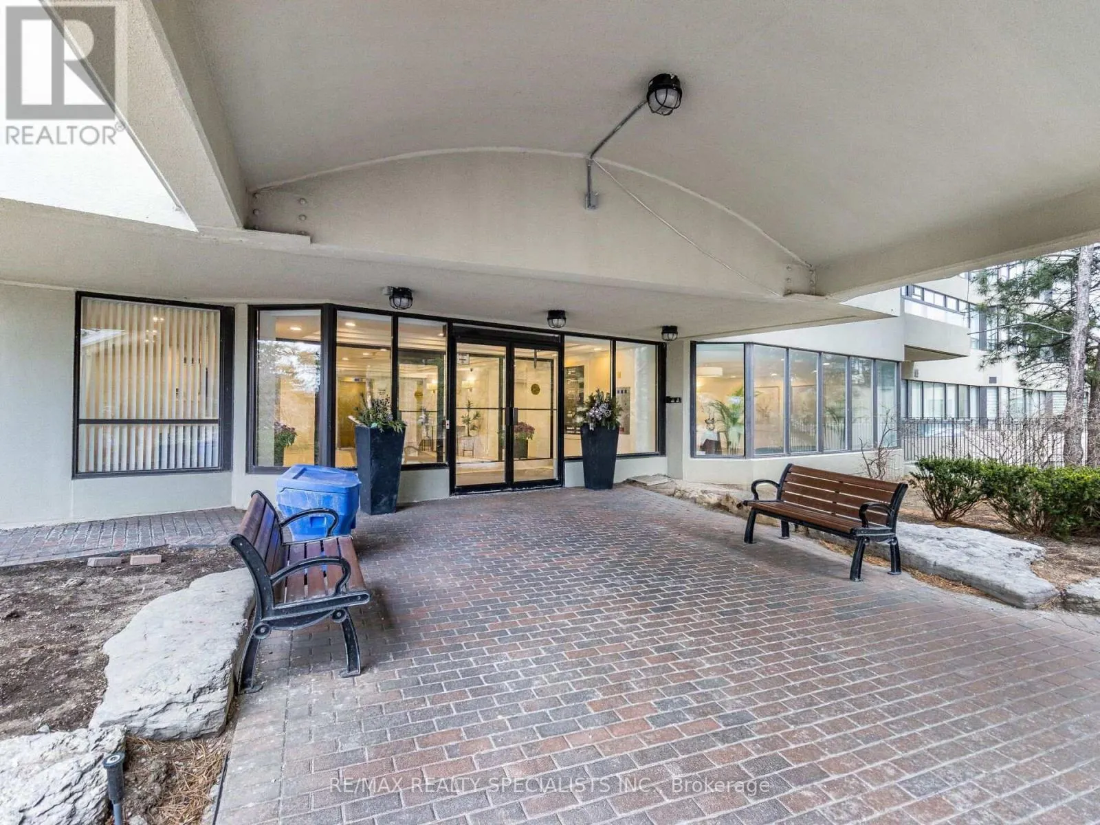 210 - 22 HANOVER ROAD