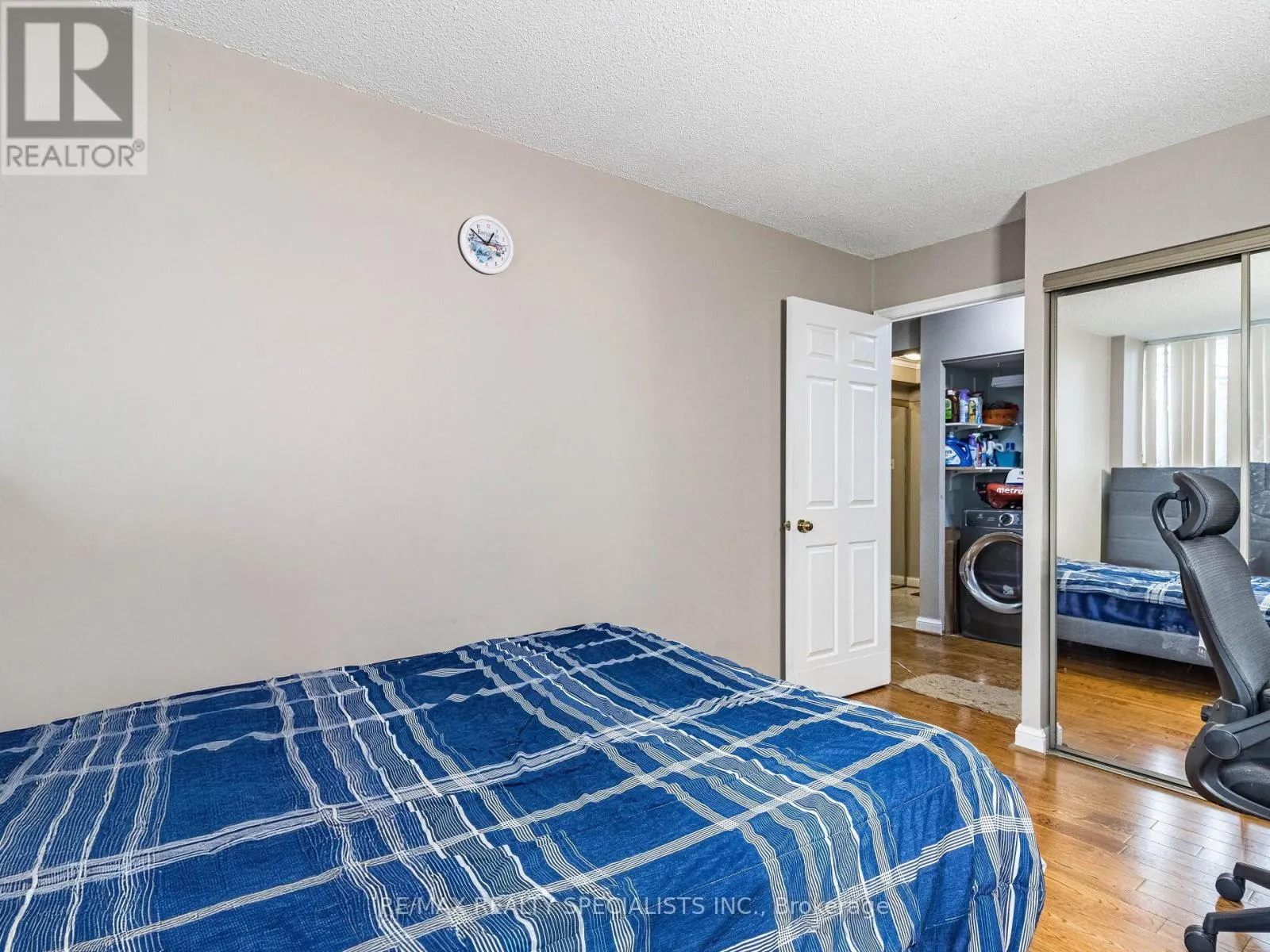 210 - 22 HANOVER ROAD