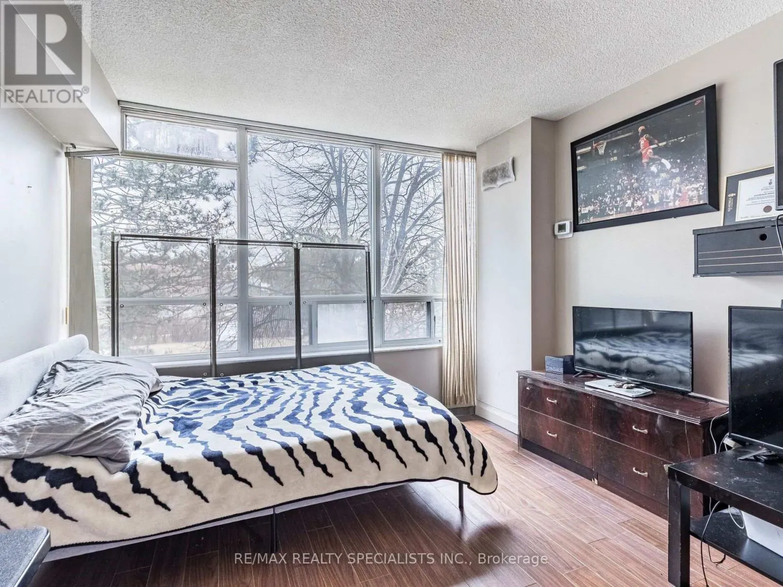210 - 22 HANOVER ROAD