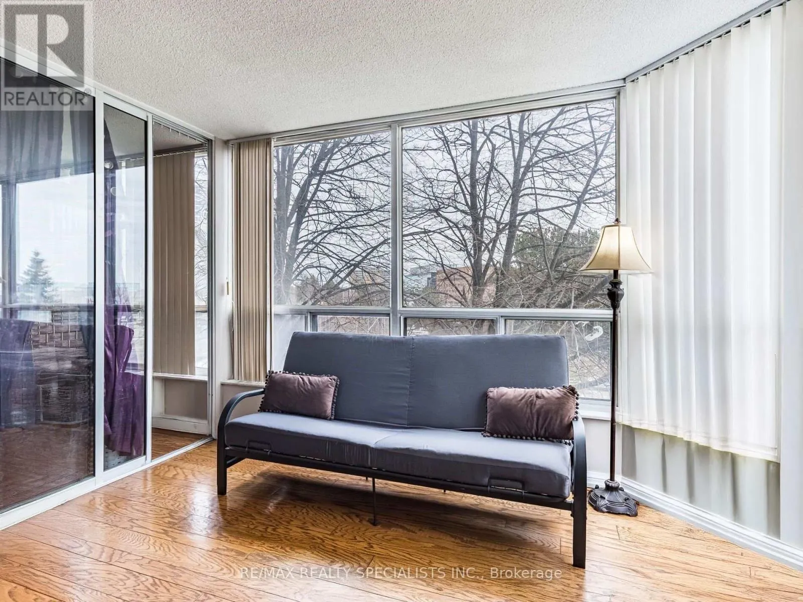 210 - 22 HANOVER ROAD