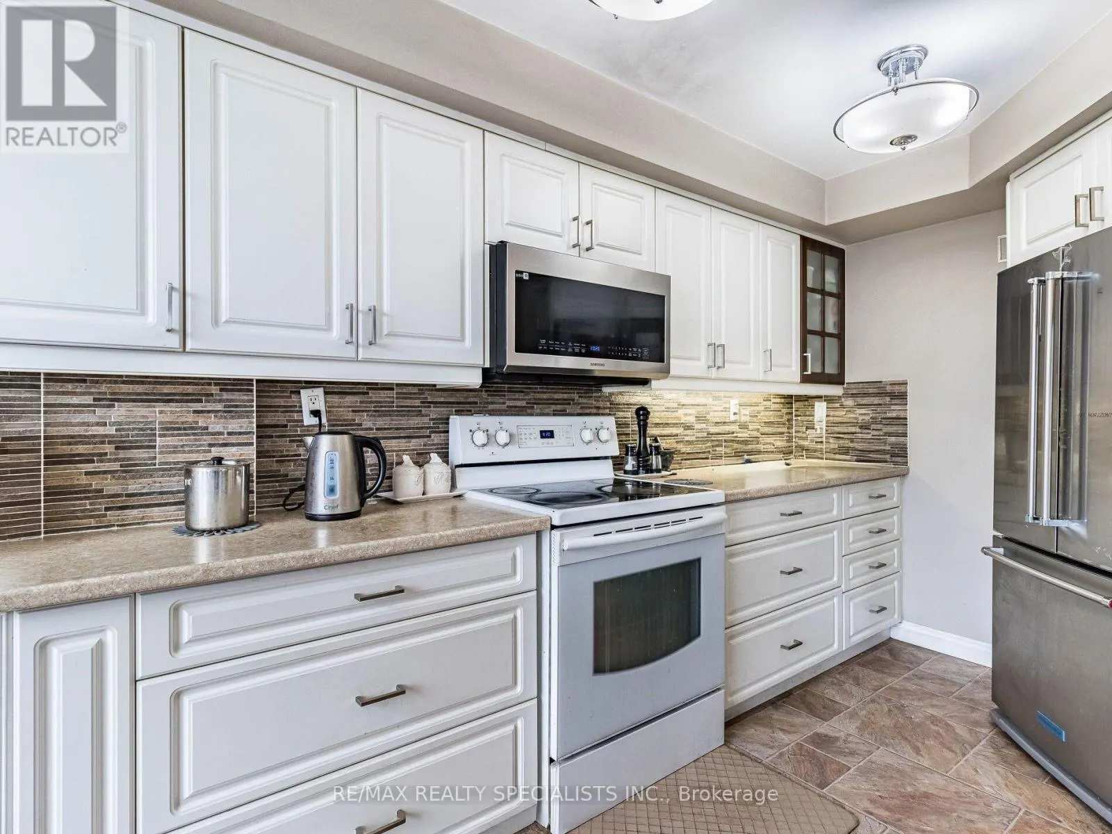 210 - 22 HANOVER ROAD