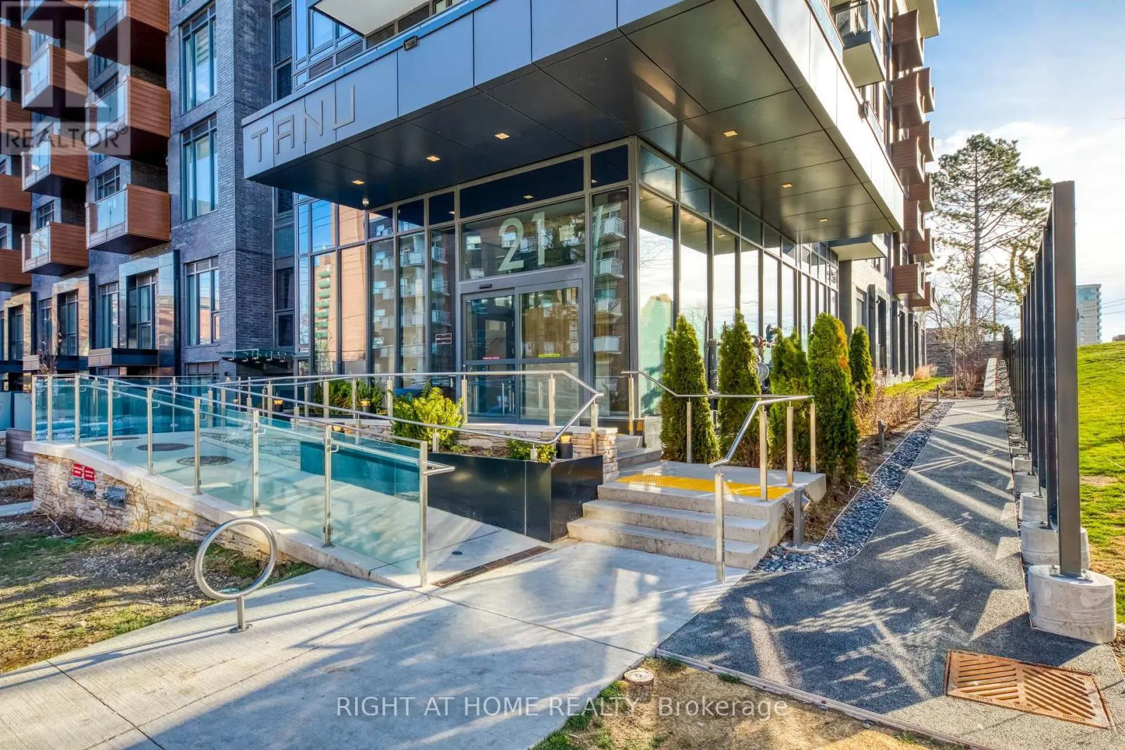 620 - 21 PARK STREET E