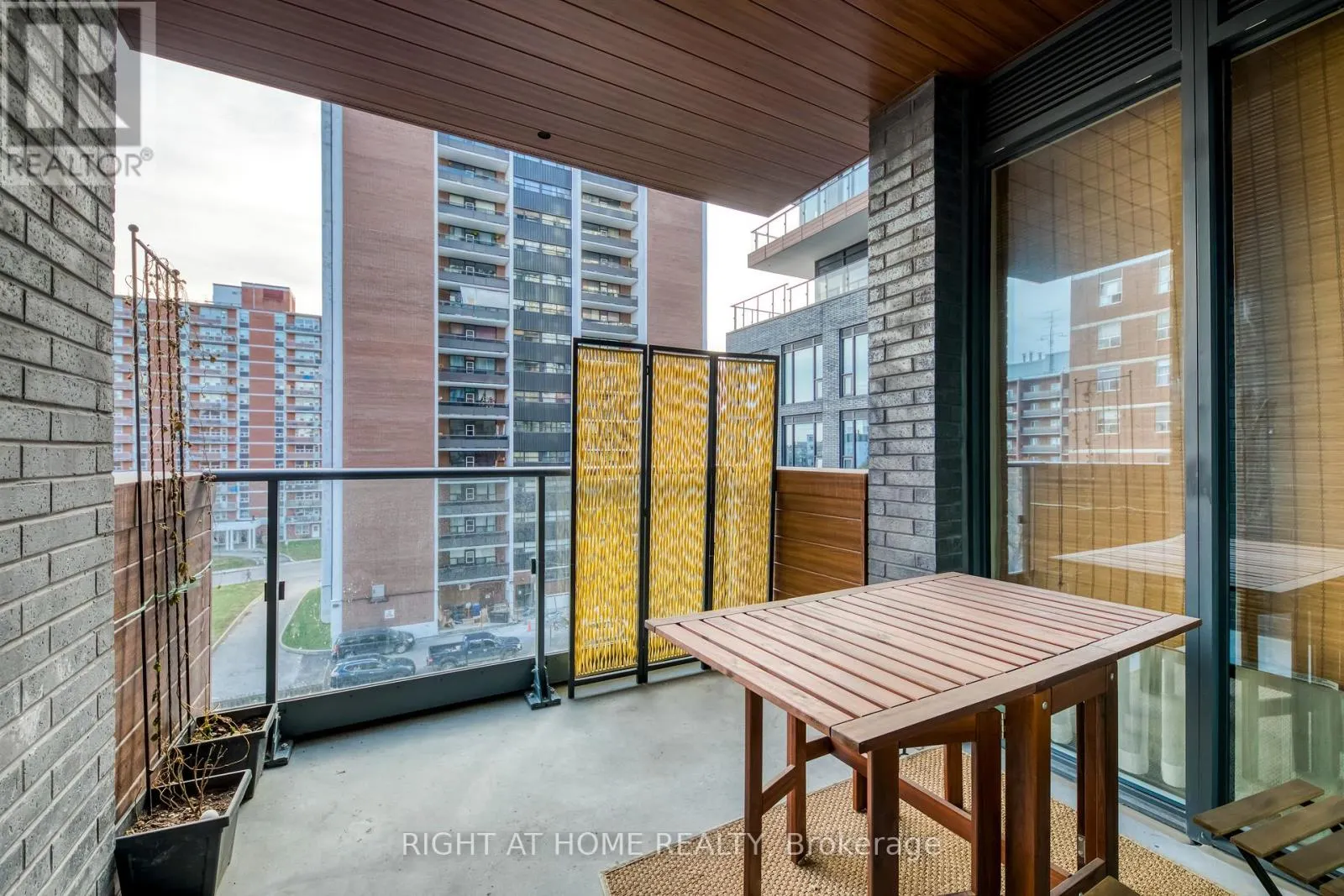 620 - 21 PARK STREET E